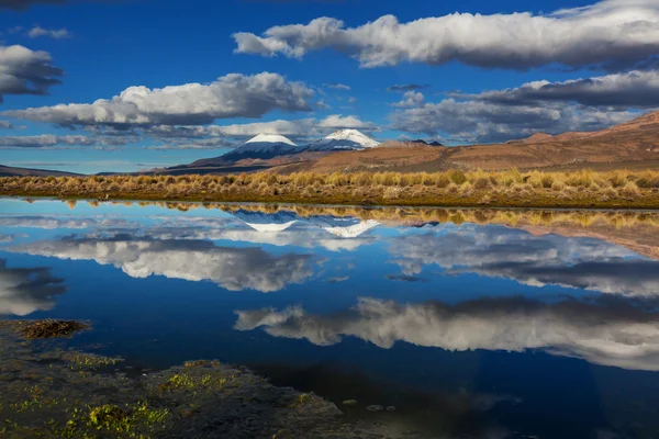 Góry i jezioro w Boliwii — Zdjęcie stockowe
