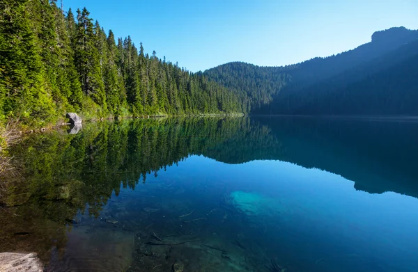 Jezioro w Górach Skalistych — Zdjęcie stockowe