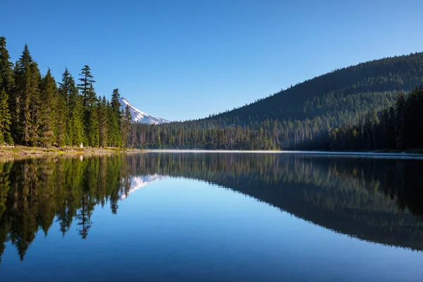 Озеро в Скелястих гір — стокове фото