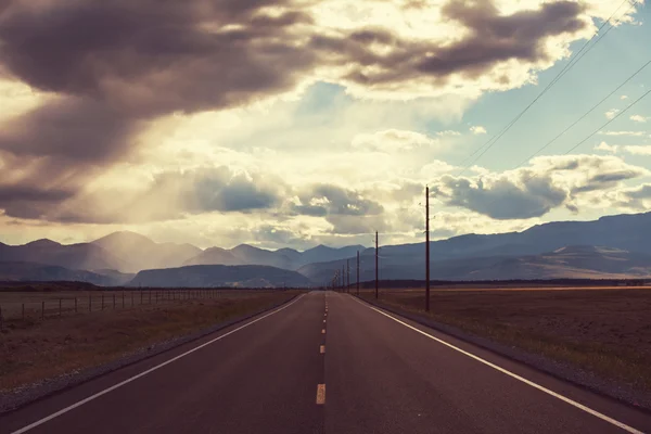 Road on valley near  mountains — Stock Photo, Image