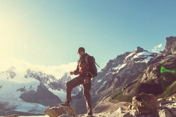 Hombre excursionista en Patagonia — Foto de Stock