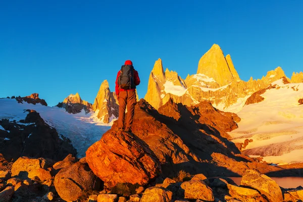 Patagonya'adam uzun yürüyüşe çıkan kimse — Stok fotoğraf