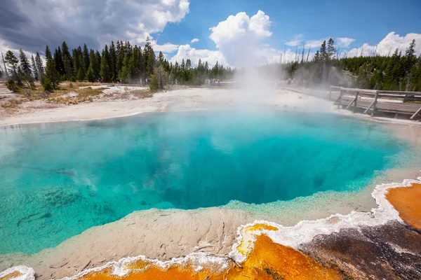 Yellowstone Park hot spring — Stock Photo, Image