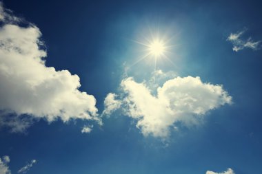 Bulutlu mavi gökyüzü