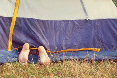 Adam dinlenirken çadırda