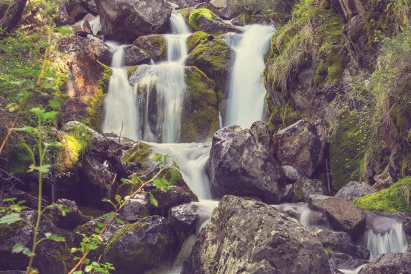 Vattenfall i skogen på stenar — Stockfoto
