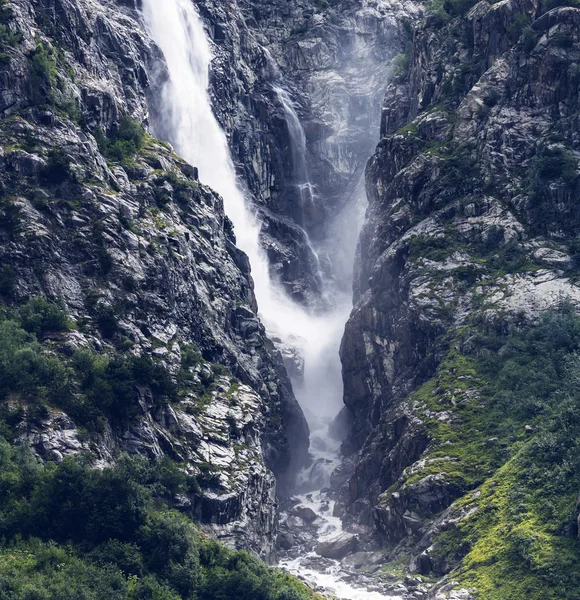 Cachoeira na floresta em rocha íngreme — Fotografia de Stock