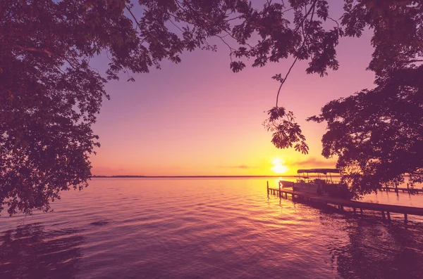 Rustig Lake op zonsondergang — Stockfoto