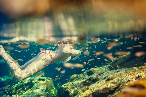 Vatten i Cenote, Mexiko — Stockfoto