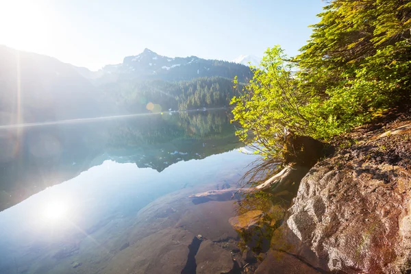 Lago en las montañas rocosas — Foto de Stock