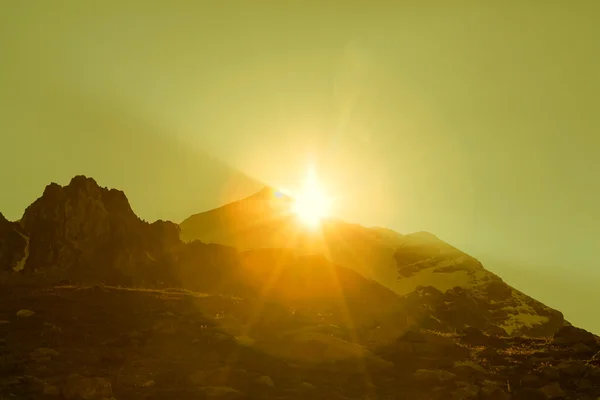 Bellissime montagne tramonto — Foto Stock