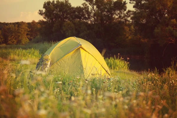 Tente touristique sur les prairies — Photo