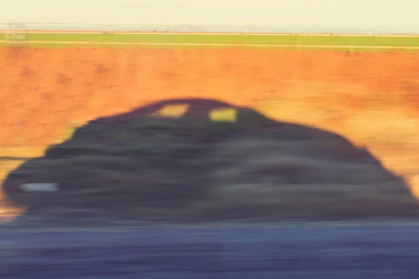 Движущаяся автомобильная тень — стоковое фото