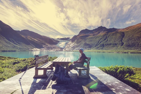 Mann am Fjord in Norwegen — Stockfoto