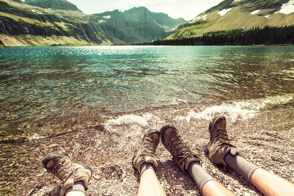 Hikers resting at lake — Stock Photo, Image
