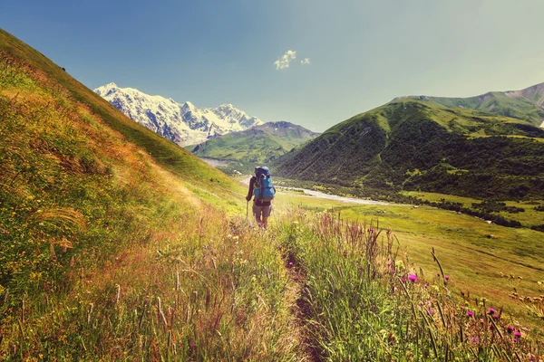 Hombre senderismo en las montañas — Foto de Stock