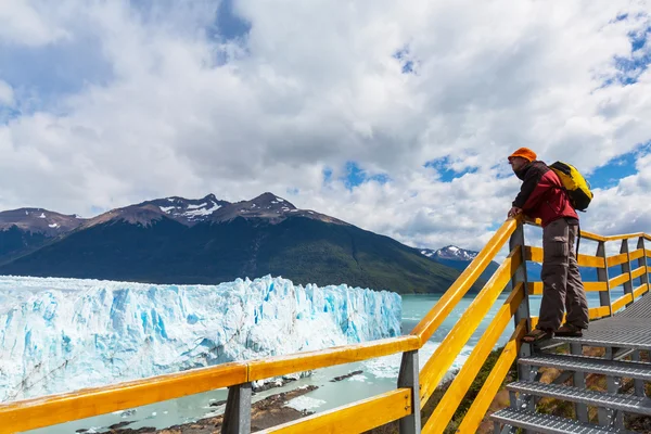 Muž na ledovec v Argentině — Stock fotografie
