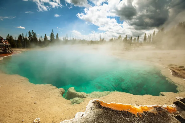 Yellowstone Park warmwaterbron — Stockfoto