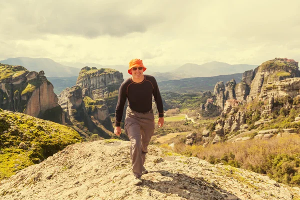 Homem caminhando em Meteora — Fotografia de Stock