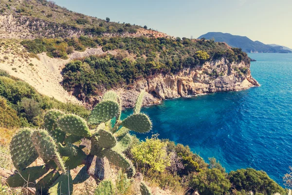 Belle côte rocheuse en Grèce — Photo