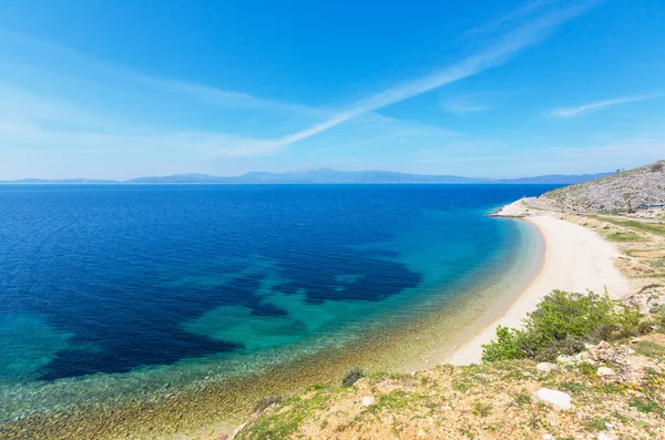 在希腊的美丽多岩石的海岸线 — 图库照片