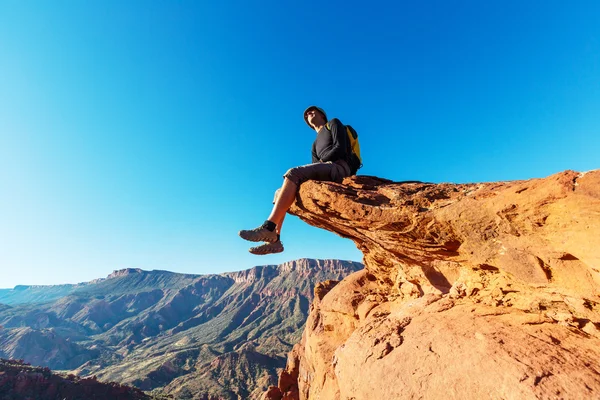 Cliff üzerinde oturan adam — Stok fotoğraf