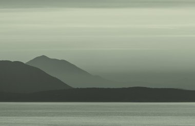 Denizde dağlar siluet