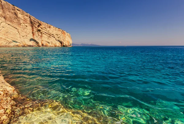 Piękne skaliste wybrzeże w Grecji — Zdjęcie stockowe