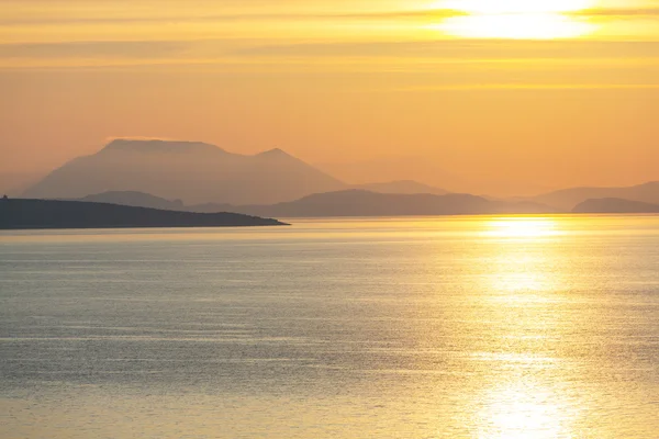 Hermosa Grecia puesta de sol sobre el mar — Foto de Stock