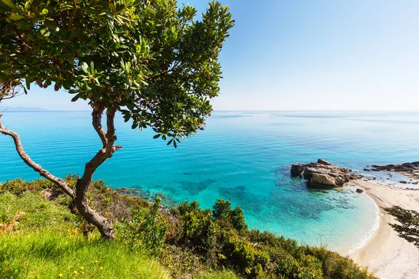 Belle côte rocheuse en Grèce — Photo