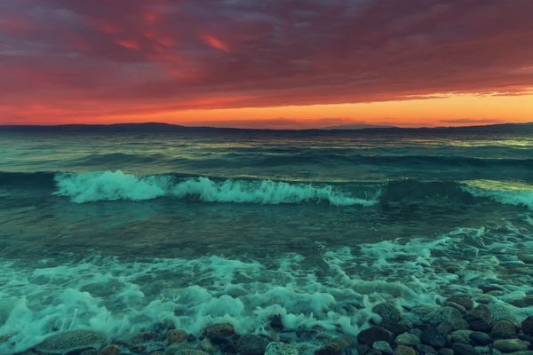 Dramática puesta de sol en el mar — Foto de Stock