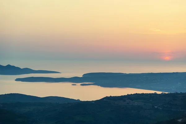 Yunanistan kıyısında güzel gün batımı — Stok fotoğraf