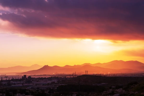 Krásný západ slunce na pobřeží Řecka — Stock fotografie
