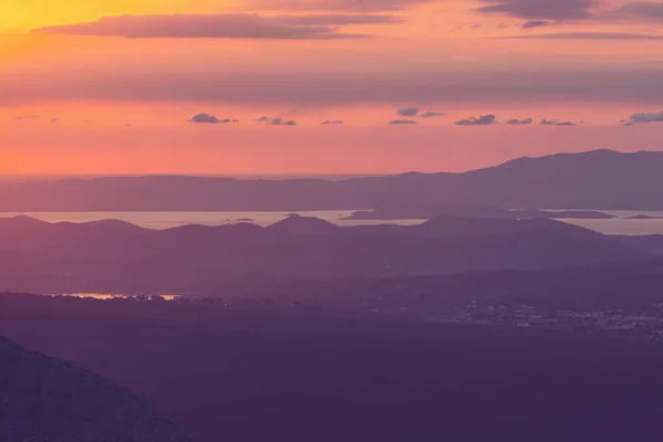 Гарний захід сонця на узбережжі Греції — стокове фото