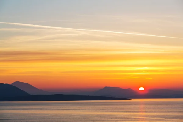 Bellissimo tramonto sulla costa greca — Foto Stock