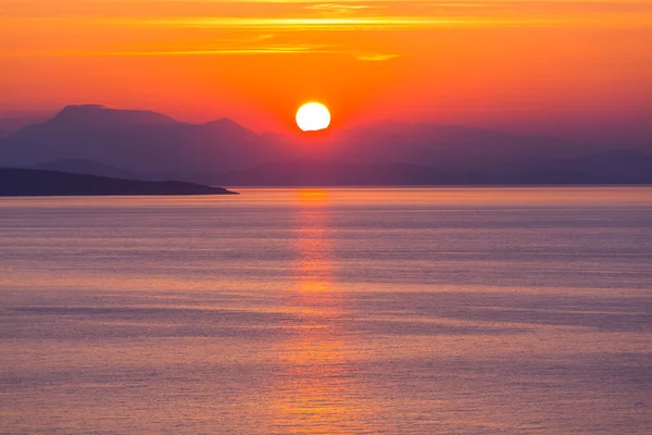 Hermosa puesta de sol en la costa de Grecia —  Fotos de Stock