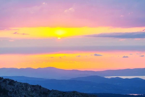 Krásný západ slunce na pobřeží Řecka — Stock fotografie