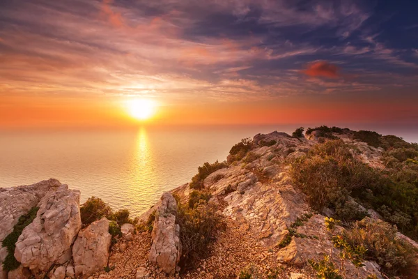 Hermosa puesta de sol en la costa de Grecia — Foto de Stock