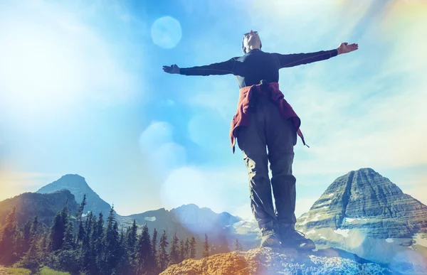 Hombre feliz en las montañas — Foto de Stock