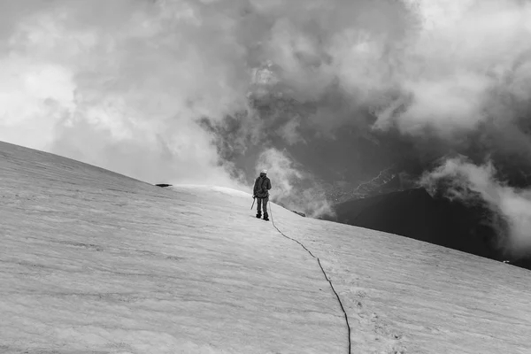 Homem escalando nas montanhas — Fotografia de Stock