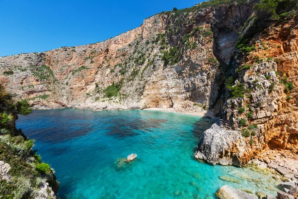 Bela costa rochosa na Grécia — Fotografia de Stock