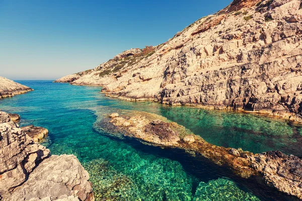 Hermosa costa rocosa en Grecia —  Fotos de Stock