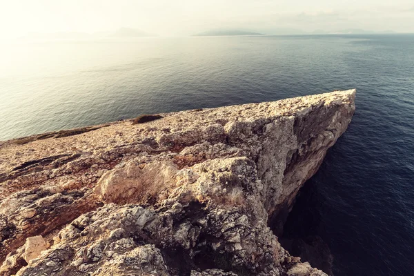 ギリシャの岩の多い海岸線 — ストック写真