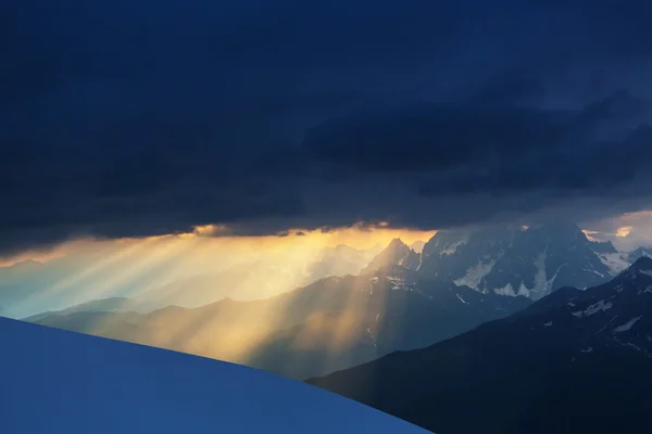 Montañas soleadas del Cáucaso — Foto de Stock