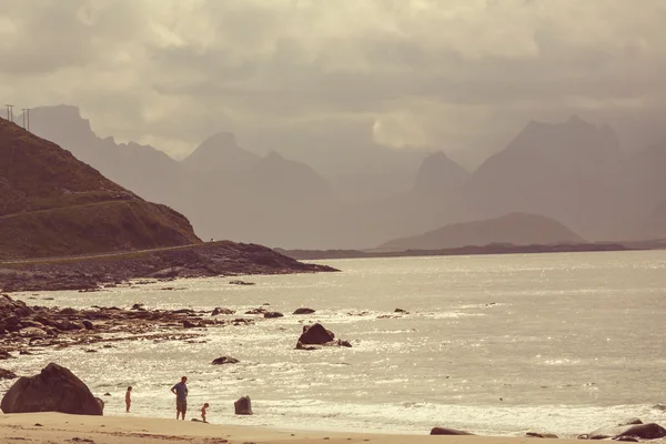 Persone a Lofoten spiaggia dell'isola — Foto Stock