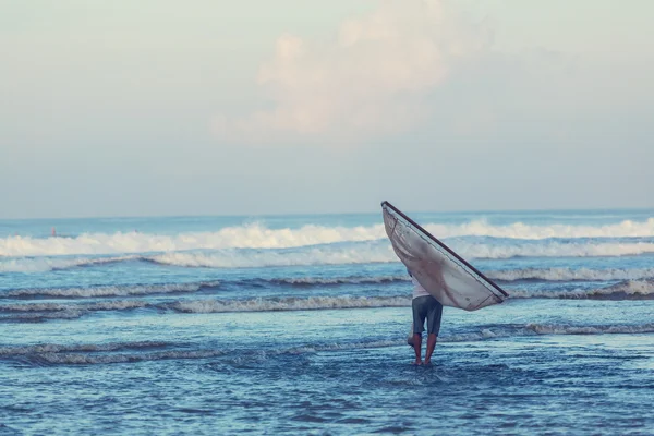 Pescador na praia em Bali — Fotografia de Stock