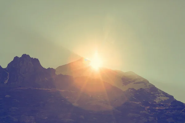 Pôr do sol no desfiladeiro da montanha — Fotografia de Stock