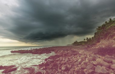 Fırtınalı okyanusta yağmur