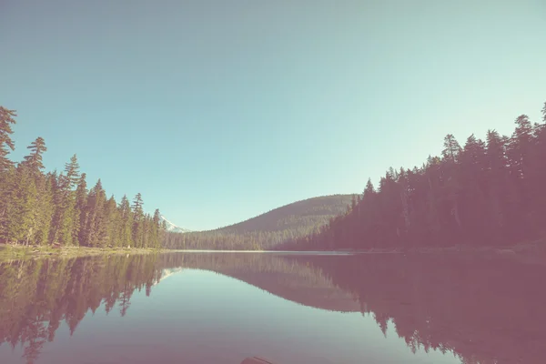 Lago na paisagem montanhosa — Fotografia de Stock