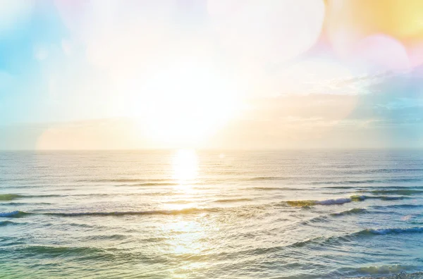 Під час заходу сонця тлі моря — стокове фото